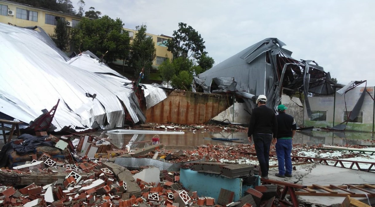 Galpão destruído por passagem de "ciclone bomba" no município de Palmitos, em Santa Catarina