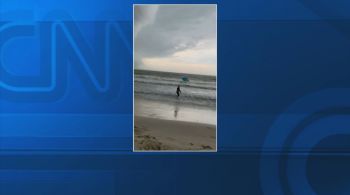 O empresário Otávio Bittencourt praticava kitesurf na praia de Jurerê, em Florianópolis, e quase foi arrastado de volta para o mar ao tentar se proteger