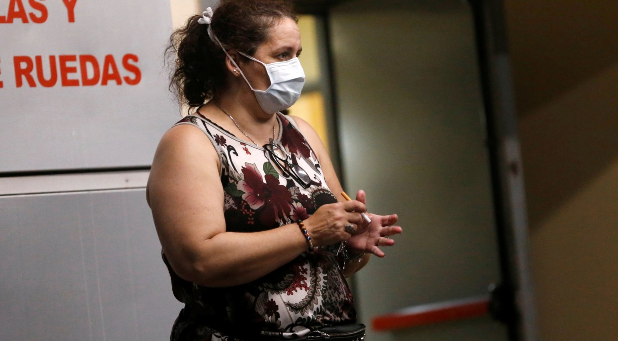 Mulher usa máscara em hospital de Buenos Aires, capital da Argentina, após a confirmação da primeira morte por coronavírus na América Latina