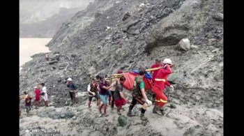 Mineiros estavam coletando pedras quando foram surpreendidos por "onda de lama" provocada por forte chuva na região