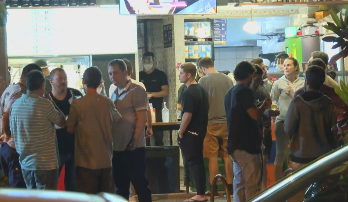 Aglomeração e pessoas sem máscara na primeira noite de reabertura de bares no Rio de Janeiro