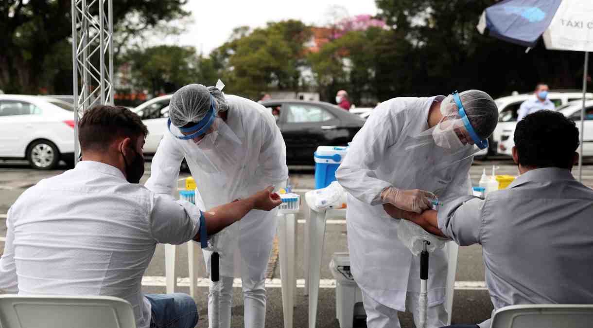 Profissionais da saúde aplicam testes para detecção do novo coronavírus em São Paulo