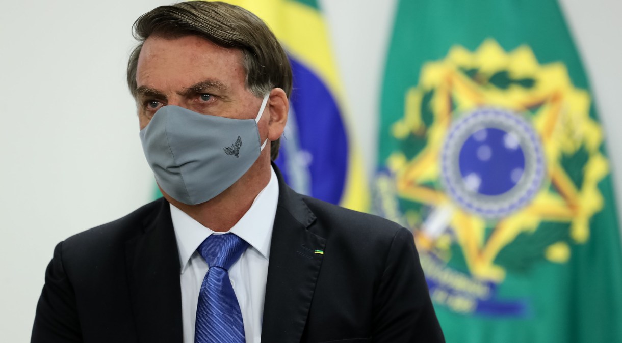 O presidente Jair Bolsonaro usa máscara durante cerimônia em Brasília