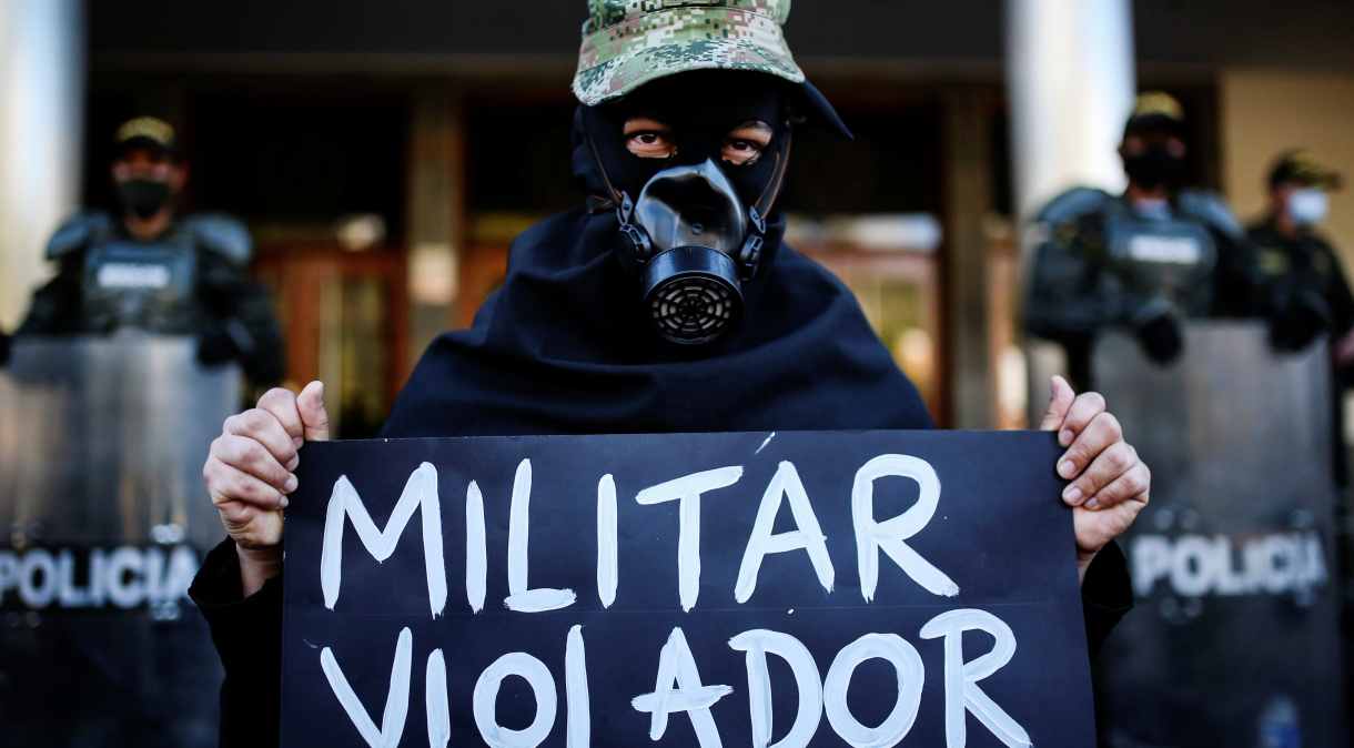 Manifestante protesta contra militares em Bogotá (29/06/2020)