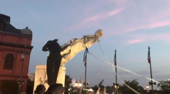 Manifestantes de Baltimore, nos Estados Unidos, derrubam mais uma estátua de Cristovão Colombo 