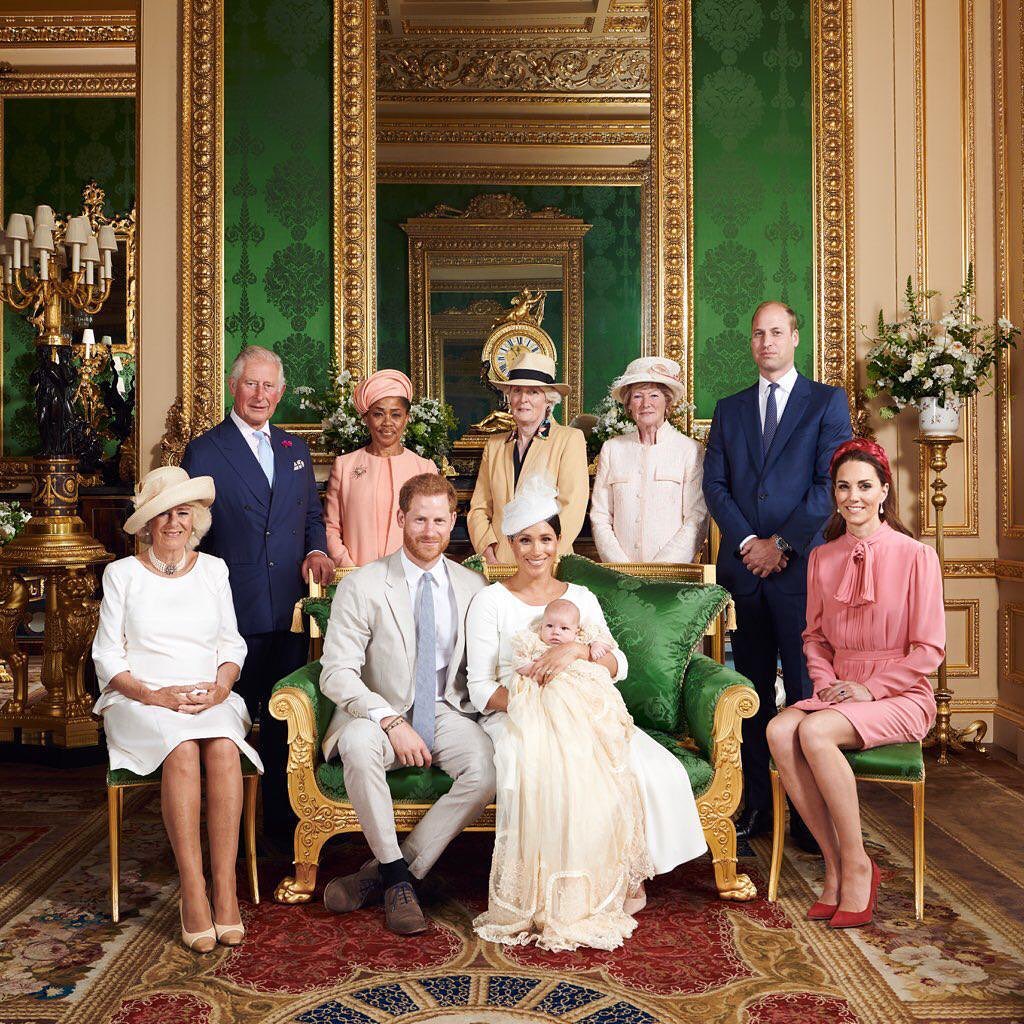 Parte da família real britânica reunida durante o batizado de Archie