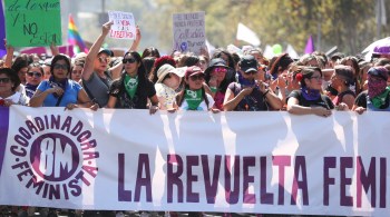 No Dia Internacional da Mulher, ruas foram palco também das reivindicações dos protestos iniciados em outubro contra o governo de Sebastián Piñera