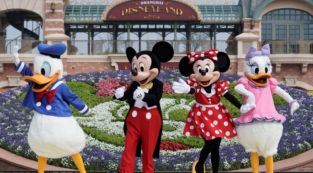 Personagens da Disney em frente a parque