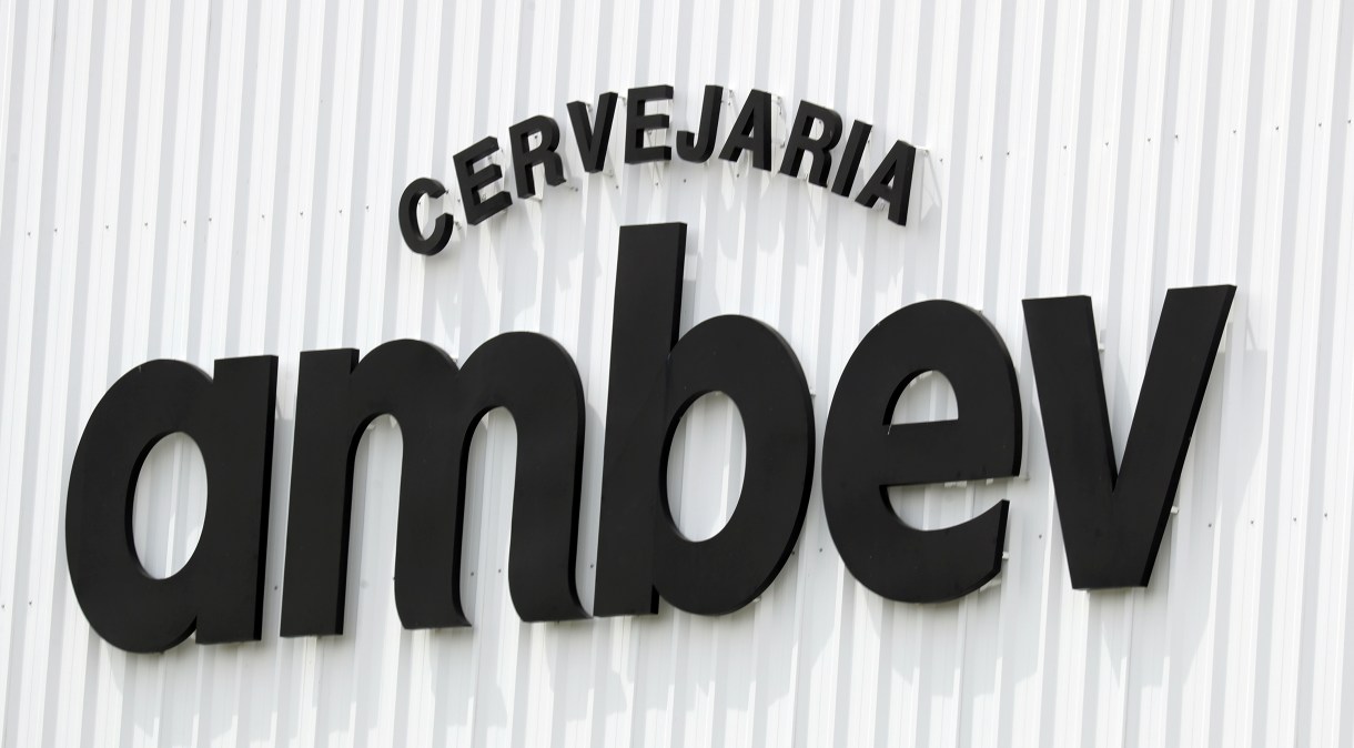 Logotipo da cervejaria Ambev: empresa quer recrutar estagiários negros 