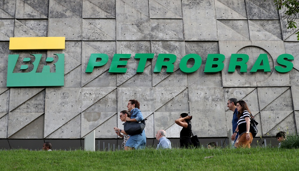 Sede da Petrobras. Estatal brasileira afirma que está monitorando os preços do petróleo e suas ações têm queda de quase 24%