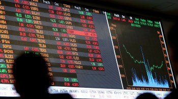 Ibovespa recua mais de 4% após ter fechado na maior alta desde 2009 na terça-feira