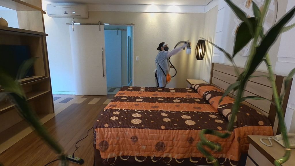 Funcionária desinfecta quarto de hotel em Atibaia, interior de São Paulo (08.jul