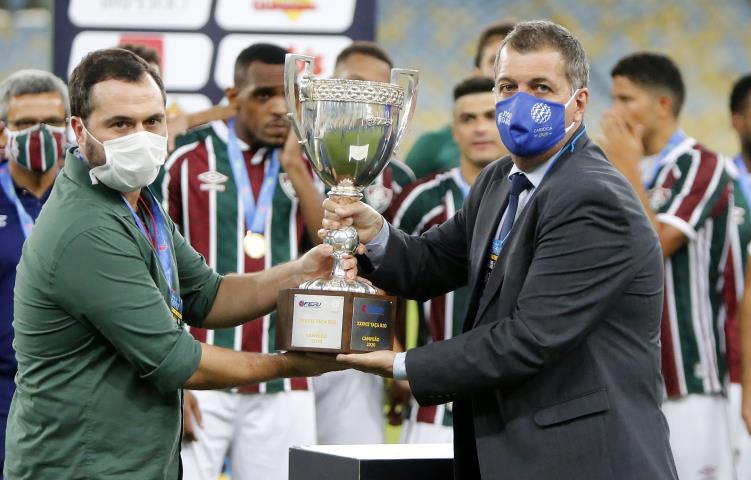 O Diretor de Competições da FERJ, Marcelo Vianna (direita) entregou o troféu de campeão da Taça Rio ao presidente do Fluminense, Mário Bittencourt