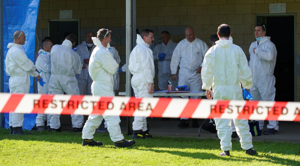 Equipe de saúde se prepara para entrar em prédios isolados após surto de Covid-19 em Melbourne, na Austrália