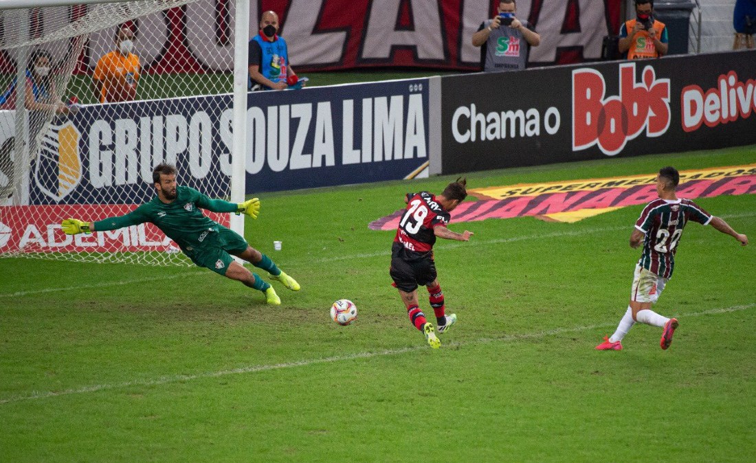 Michael marca o segundo gol do Flamengo na vitória por 2 a 1 sobre o Fluminense: rubro-negro tem vantagem na final do campeonato carioca