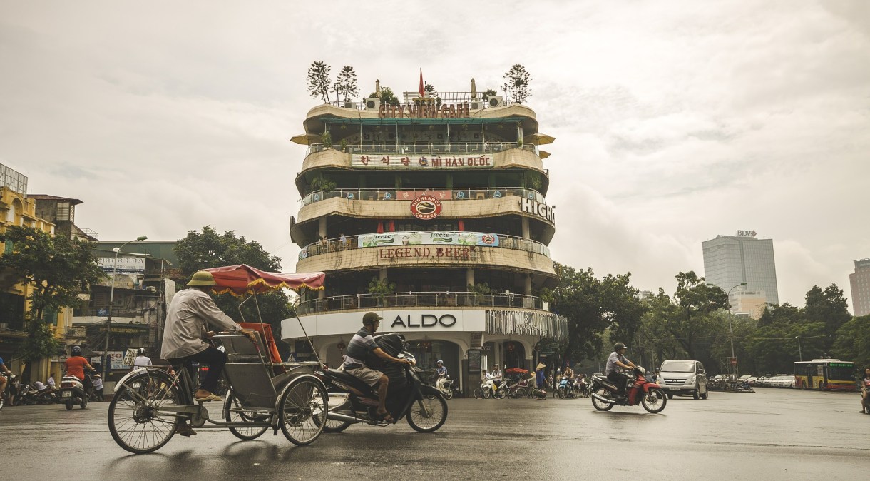 Trânsito em Hanói, no Vietnã: pessoas que trabalham ao ae livre sofrem mais com aumento de calor