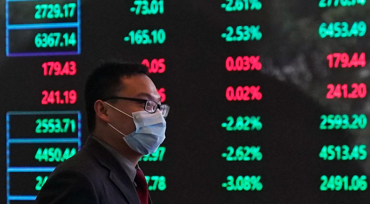 Homem de máscara caminha pela Bolsa de Xangai (28.fev.2020)
