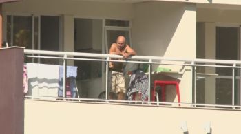 Nessa segunda-feira, a equipe de reportagem da CNN flagrou Fabrício Queiroz tomando sol na varanda do apartamento que fica no bairro da Taquara