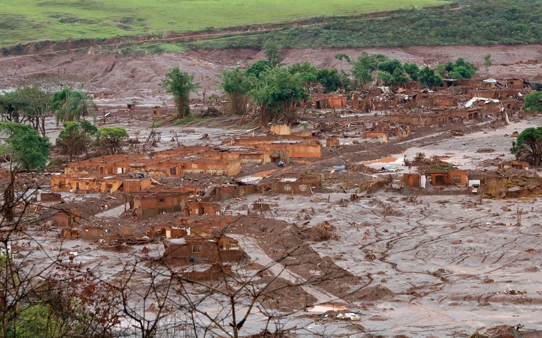 Distrito de Bento Rodrigues, em Mariana (MG), após rompimento de barragem da Samarco em 2015