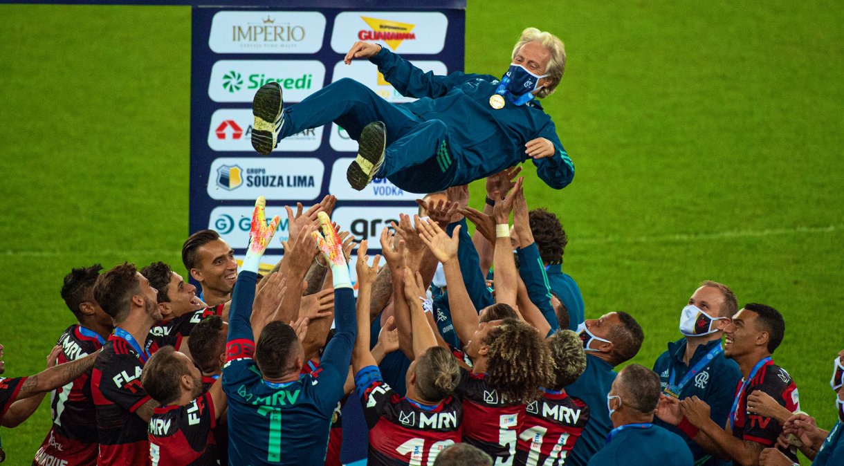 Jorge Jesus e atletas do Flamengo na comemoração após o título de campeão carioca de 2020