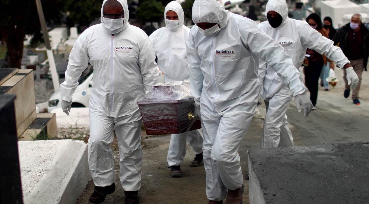 Funcionários de cemitério com roupa de proteção durante enterro de vítima da Covid-19 em Nova Iguaçu (RJ)