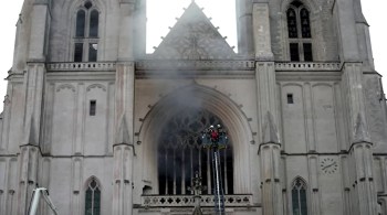 Incêndio de grandes proporções atingiu a catedral de Nantes, na França, no dia 18 de julho