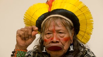 Homenagem ao líder indígena do povo Kayapó será feita durante visita do presidente francês a Belém (PA)