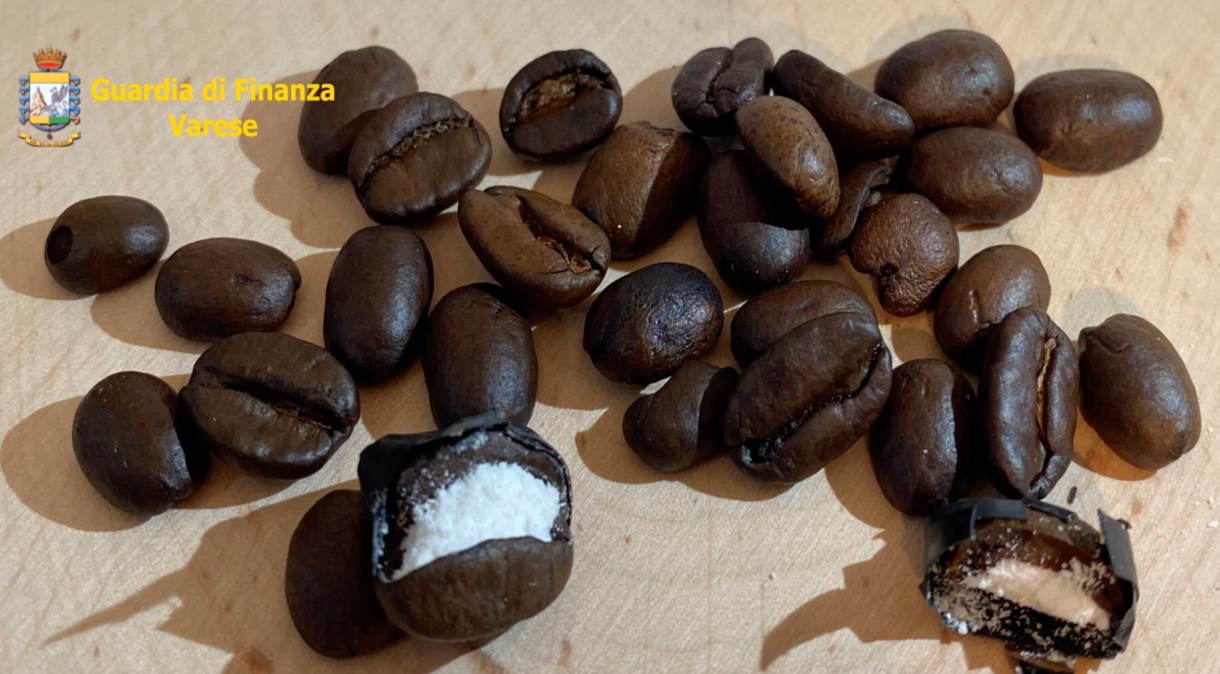 Quando os policiais abriram a embalagem, encontraram mais de 500 grãos de café com cocaína dentro