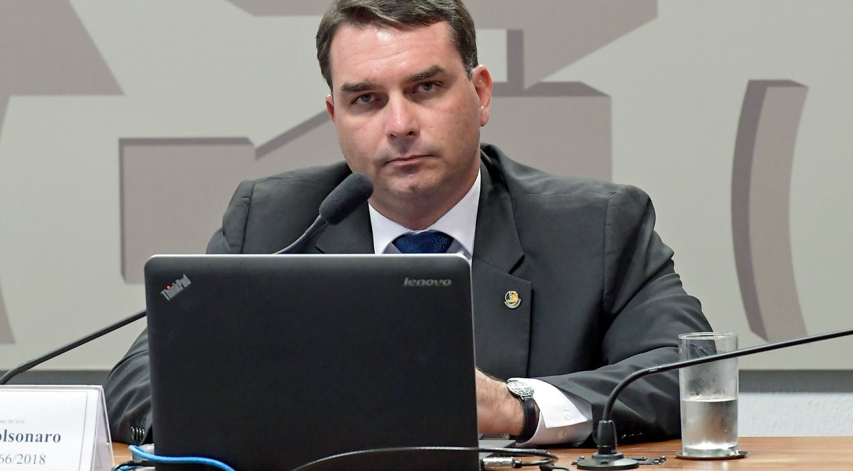 O senador Flávio Bolsonaro durante sessão de comissão mista