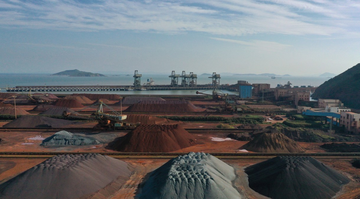 Pilhas de minério de ferro importado em um porto em Zhoushan, China (09.mai.2019)