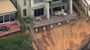 Moradores de mais de 40 residências ao longo da Praia de Wamberal tiveram que deixar suas propriedades nos últimos dias