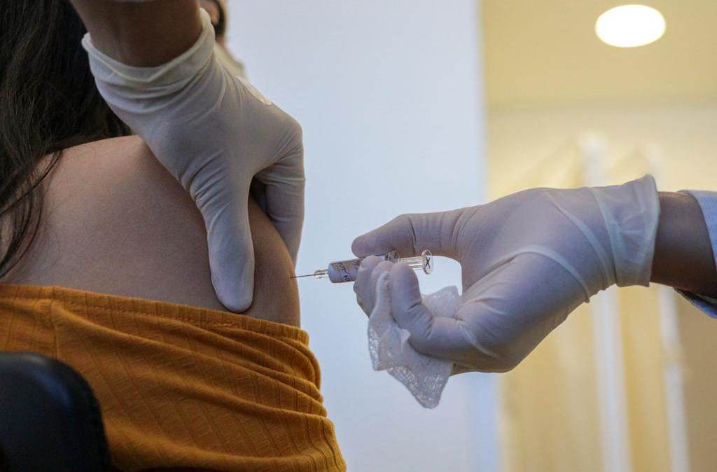 No estudo de desafio humano, voluntários recebem a vacina em teste ou placebo para, depois, serem infectados com o vírus
