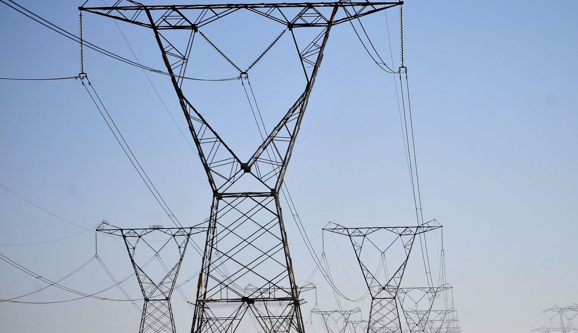 Torres de energia: no 3º tri de 2019, Cemig teve prejuízo de R$ 282 milhões