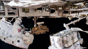 Chris Cassidy e Robert Behnken atualizaram sistemas da Estação Espacial Internacional; primeira caminhada espacial de astronauta dos EUA foi em 1965