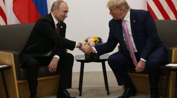 Presidente russo tem sobre si acusações de envolvimento com a morte de Prigozhin; ex-presidente dos EUA é acusado de tentar manipular as eleições de 2020