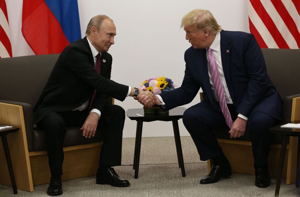 O então presidente dos EUA, Donald Trump, e Putin se reuniram no encontro do G20, em Osaka, no Japão, em junho de 2019