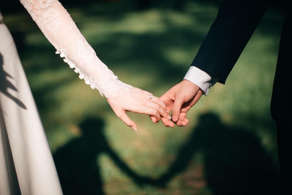 Mesmo sem o luxo de um casamento grande, noivos estão tentando deixar a cerimônia o "mais especial que podem".
