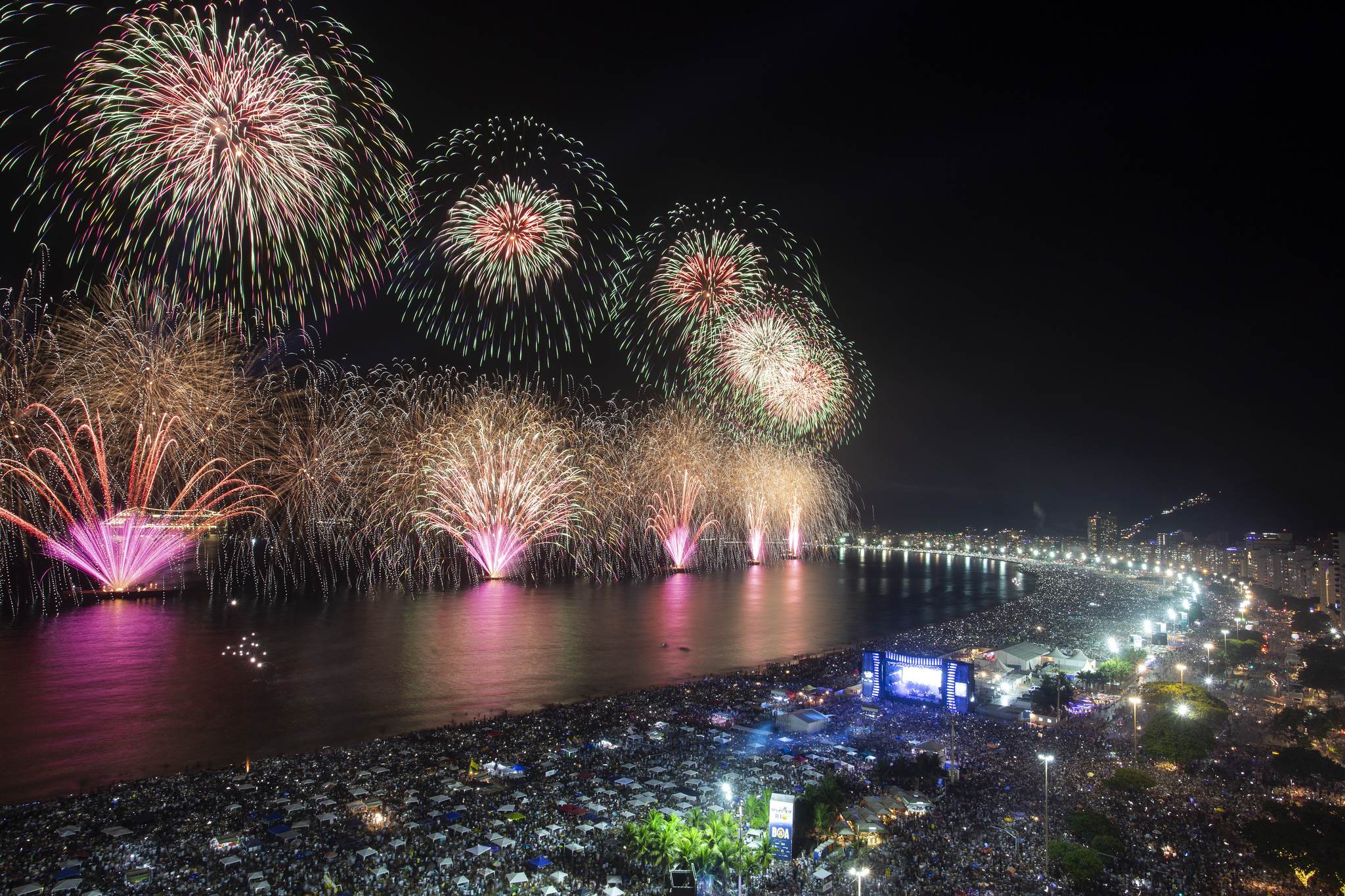 Queima de fogos na praia de Copacabana no Réveillon de 2019