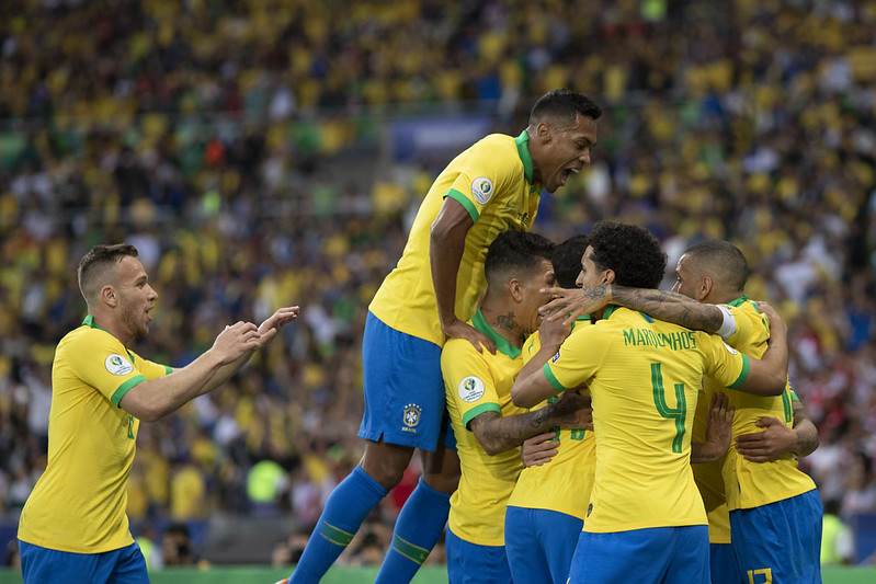 Jogadores da seleção brasileira comemoram gol contra o Peru na final da Copa América de 2019