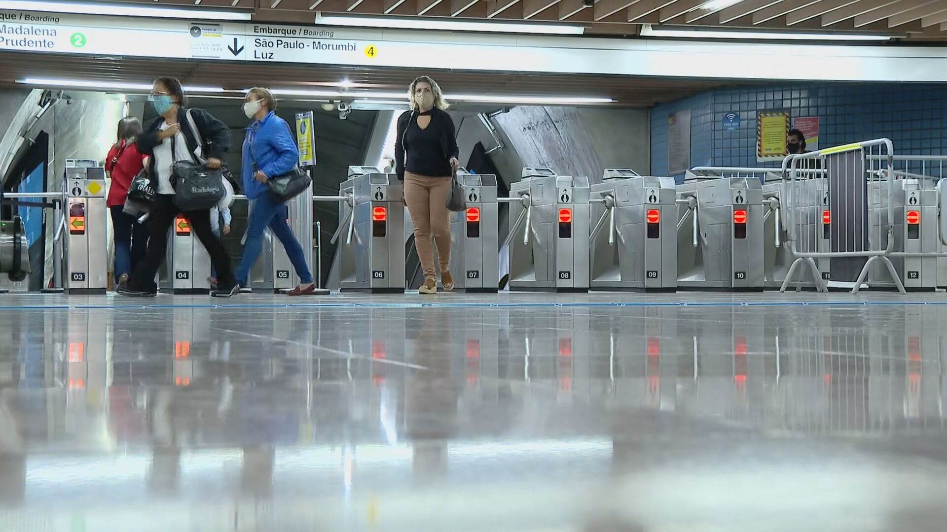 Passageiros do metrô de São Paulo passam por catracas após normalização do fluxo