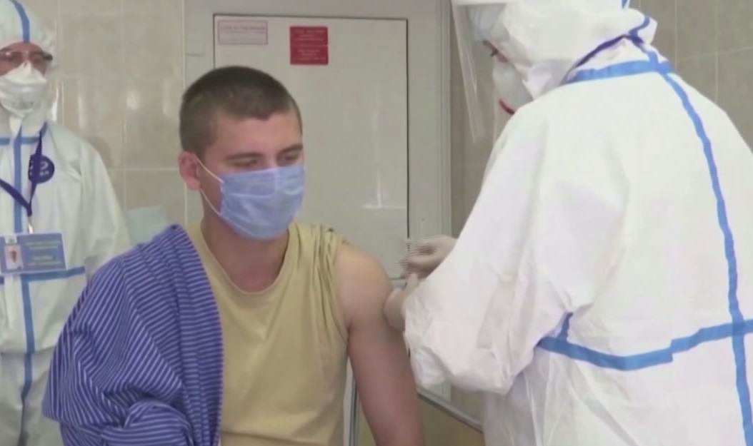 Homem recebe dose de vacina que foi anunciada pela Rússia