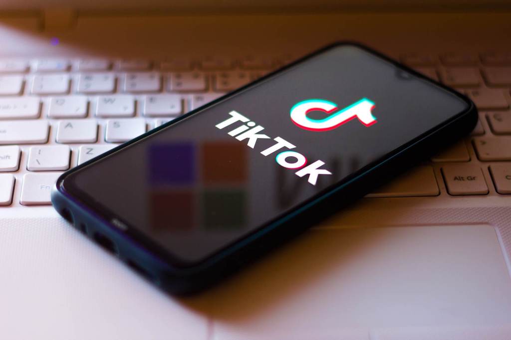 Celular com logo do TikTok