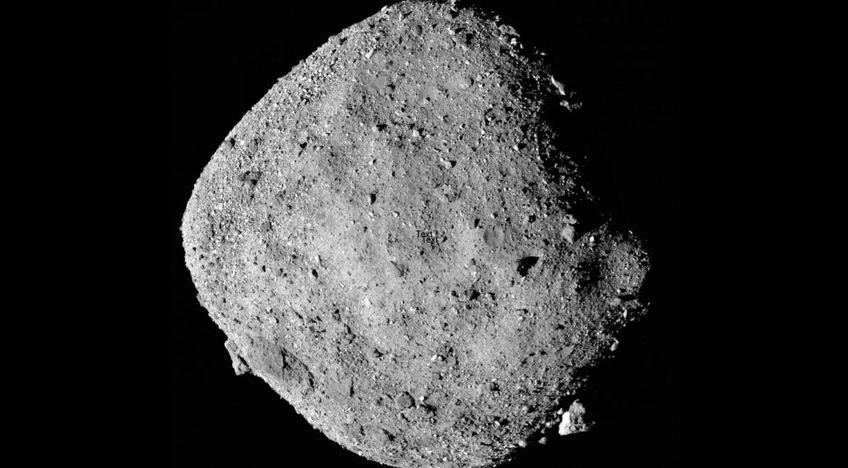 Imagem do asteroide Bennu construída a partir de 12 imagens coletadas por nave