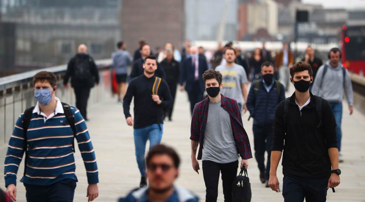 Pessoas andam de máscaras pelas ruas no Reino Unido