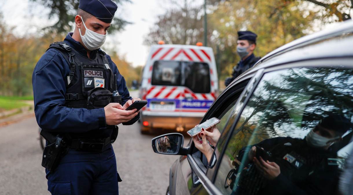 Policial fiscaliza carro em Paris