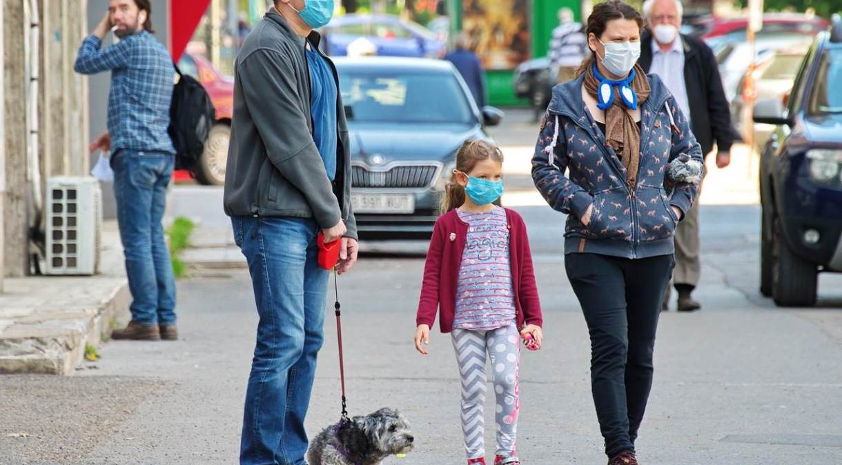 Família passeia de máscara durante a pandemia da Covid-19