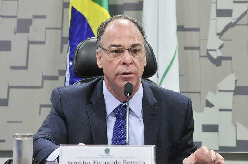 Senador Fernando Bezerra (MDB-PE), líder do governo no senado, durante Comissão Especial para o Aprimoramento do Pacto Federativo (13.jul.2016)