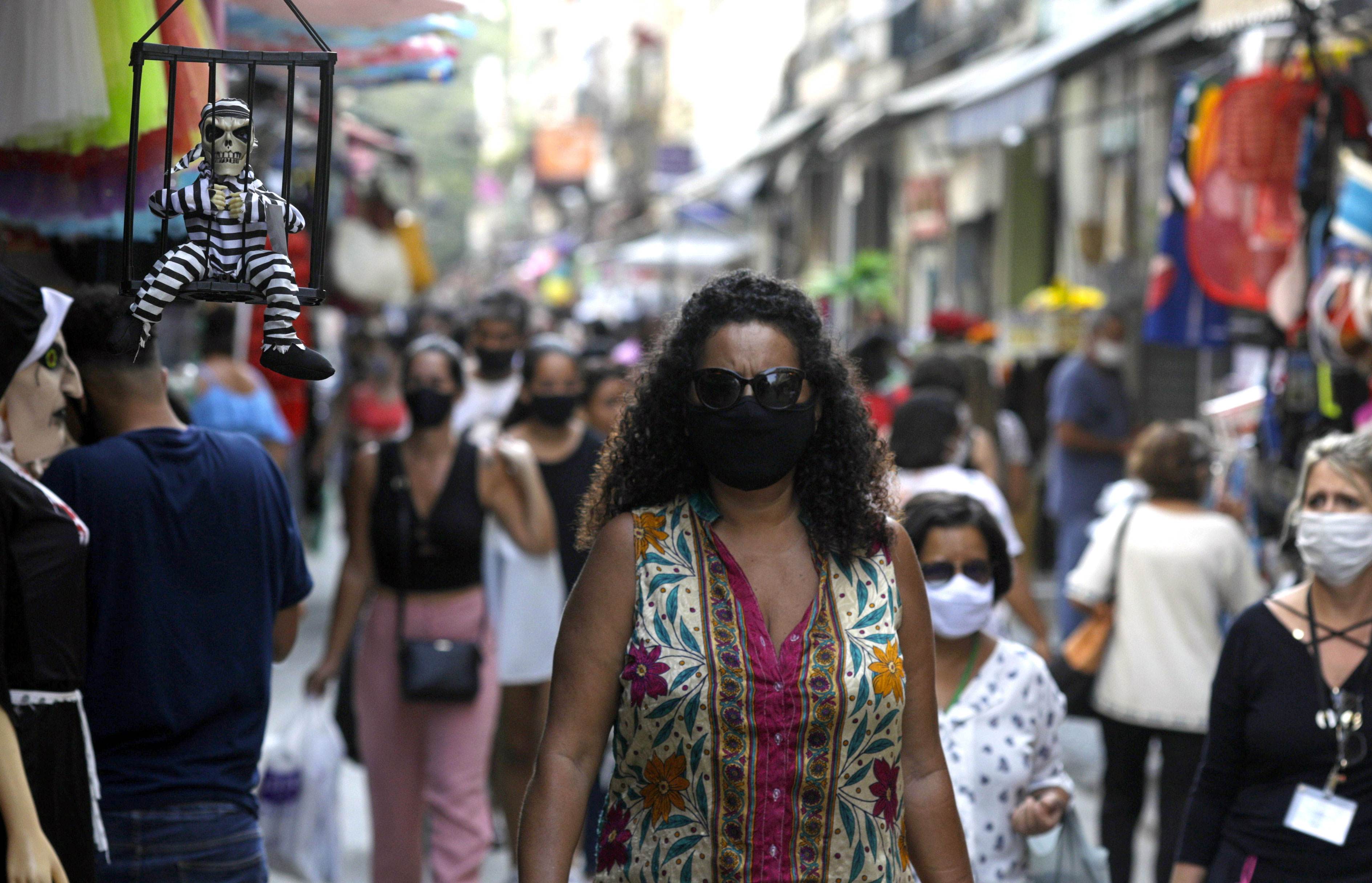 Movimentação em rua comercial do Rio de Janeiro durante pandemia da Covid-19