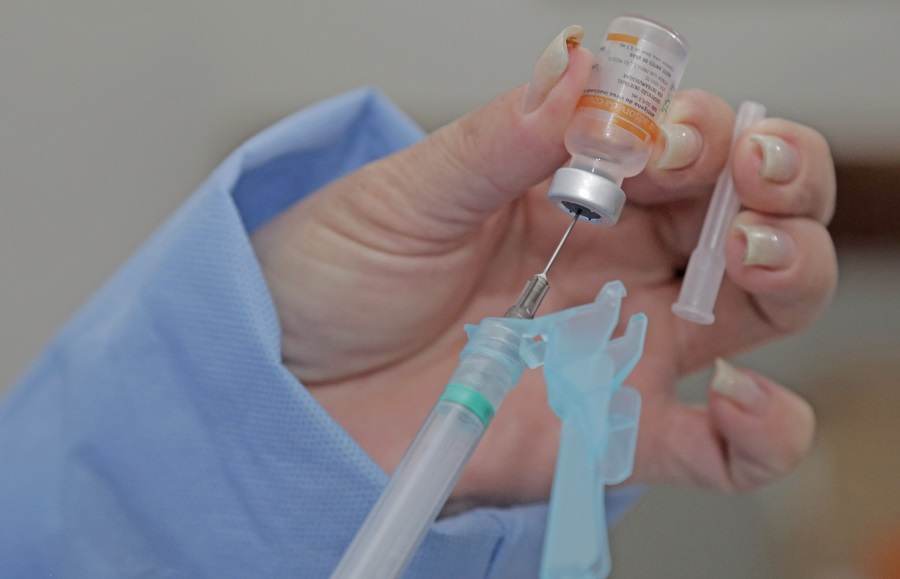 Enfermeira prepara dose da Coronavac para vacinar pessoa do grupo de risco