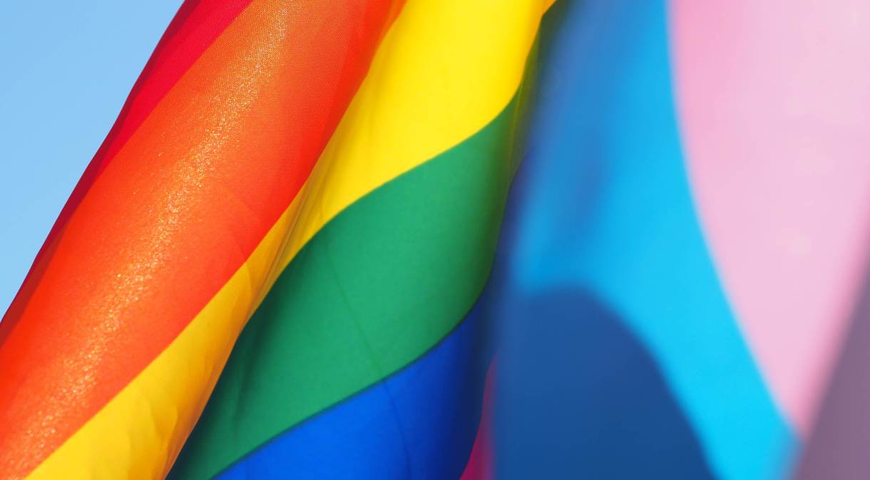 Bandeira LGBT ao lado da bandeira da visibilidade trans